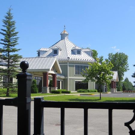 Hotel St-Bernard Saint-Bernard-de-Lacolle ภายนอก รูปภาพ