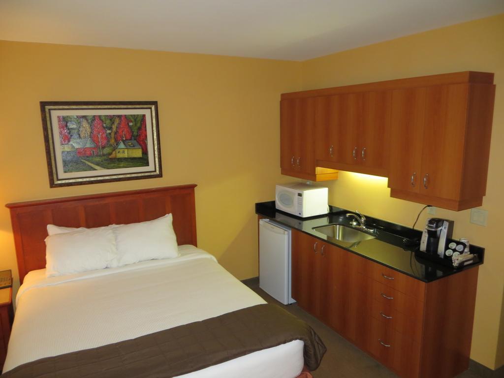 Hotel St-Bernard Saint-Bernard-de-Lacolle ห้อง รูปภาพ