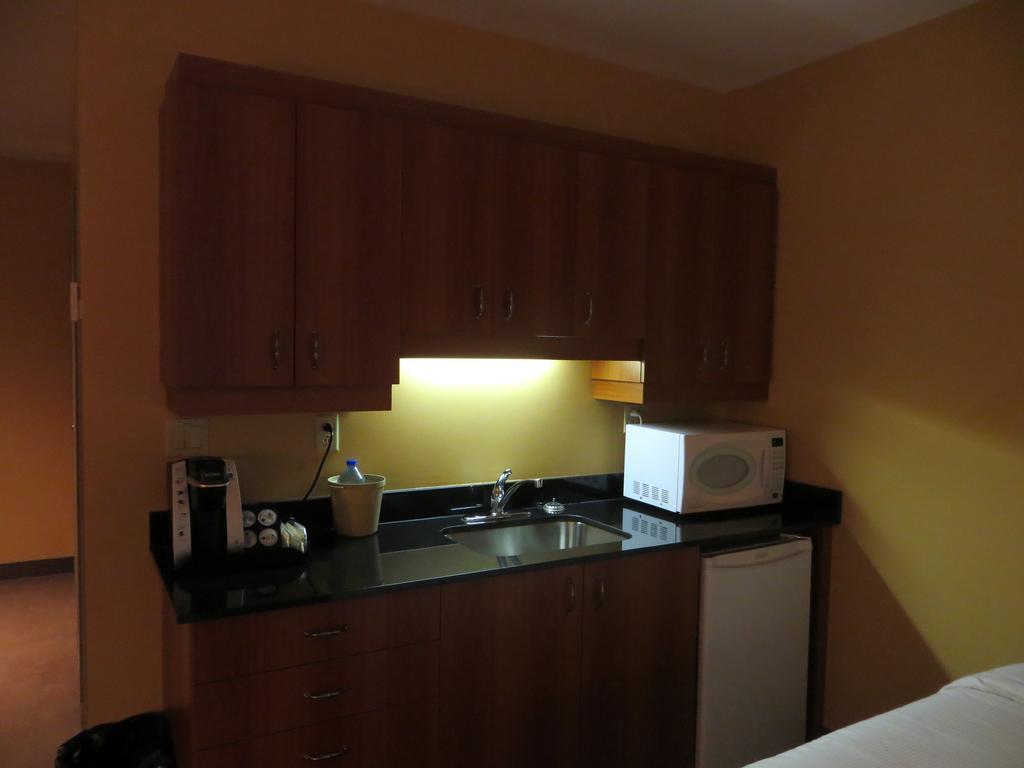 Hotel St-Bernard Saint-Bernard-de-Lacolle ห้อง รูปภาพ