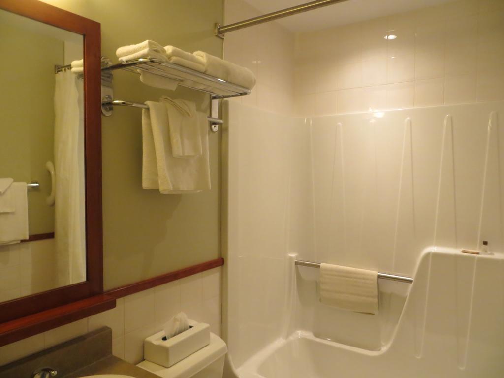 Hotel St-Bernard Saint-Bernard-de-Lacolle ห้อง รูปภาพ