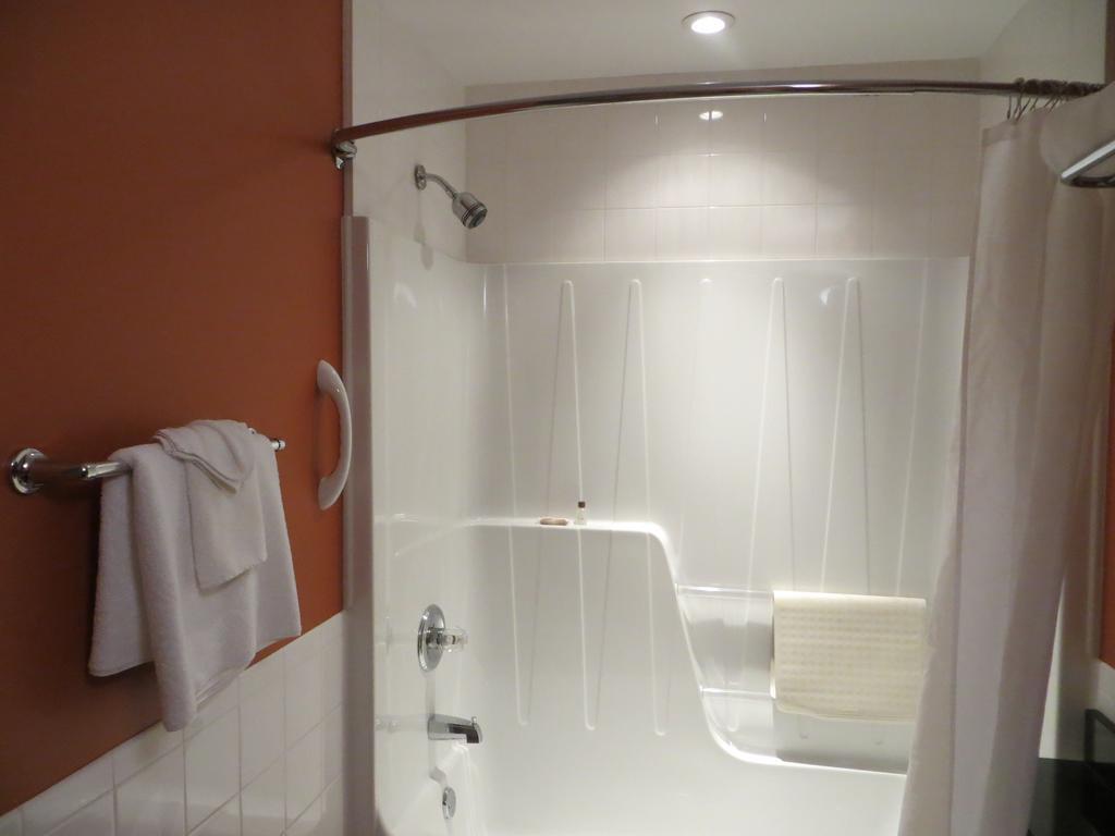 Hotel St-Bernard Saint-Bernard-de-Lacolle ห้อง รูปภาพ