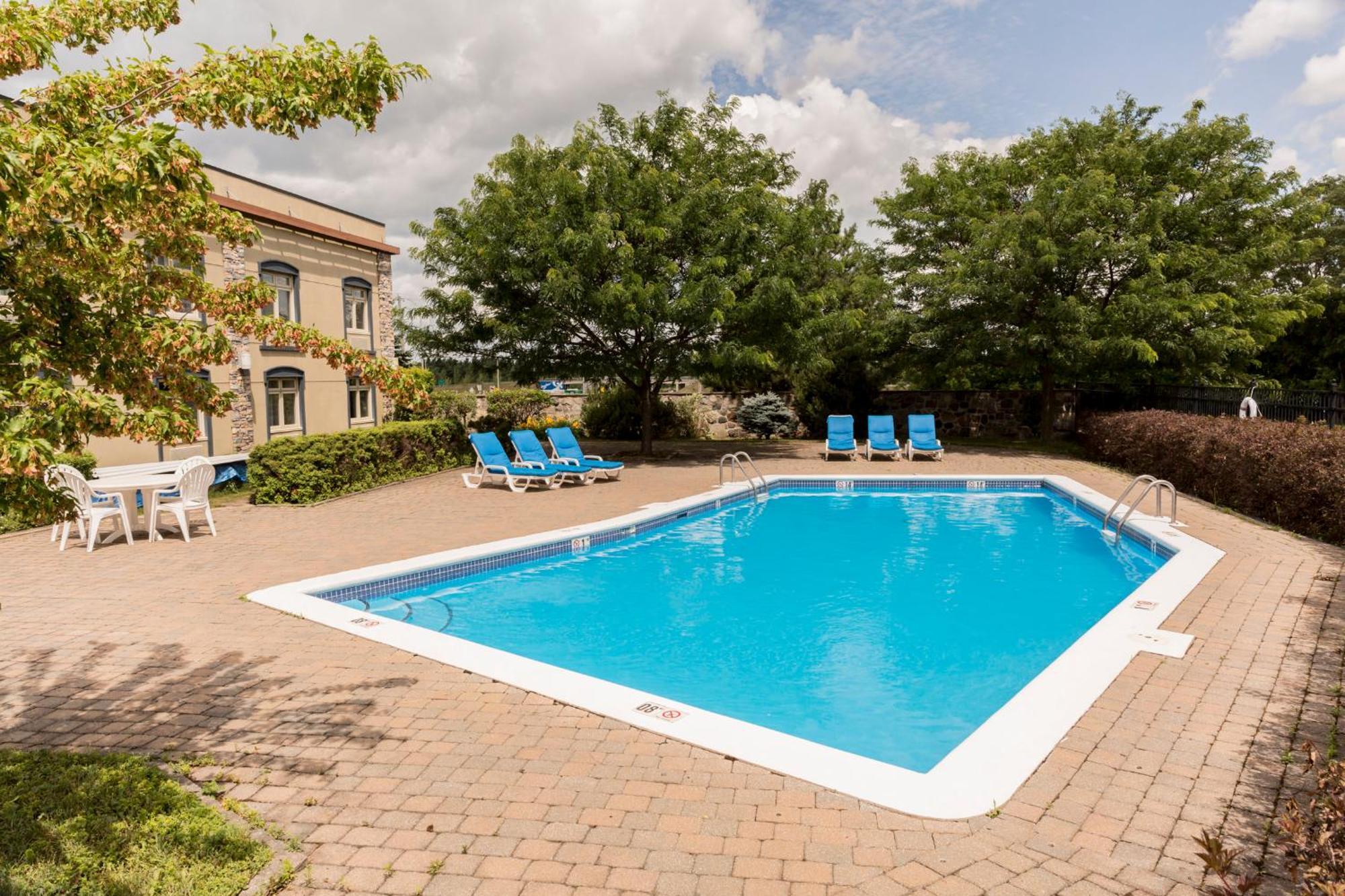 Hotel St-Bernard Saint-Bernard-de-Lacolle ภายนอก รูปภาพ