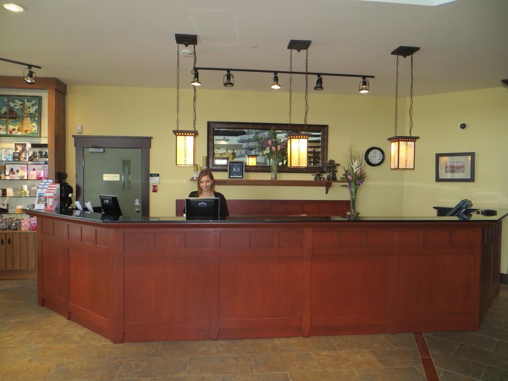 Hotel St-Bernard Saint-Bernard-de-Lacolle ภายนอก รูปภาพ