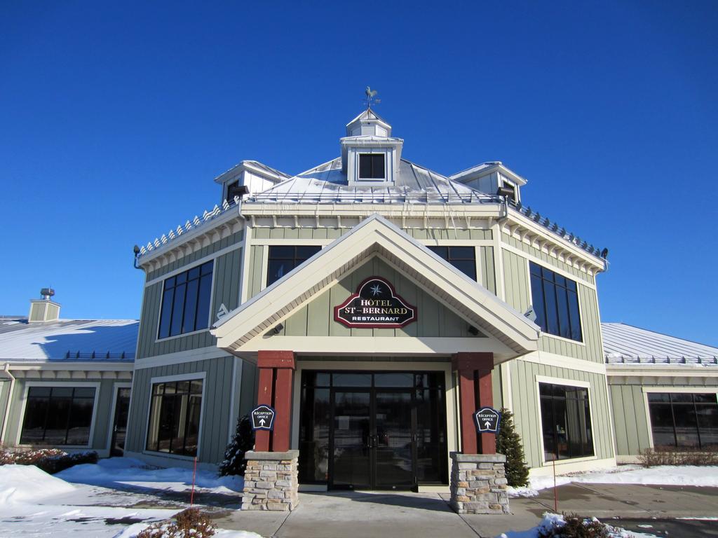 Hotel St-Bernard Saint-Bernard-de-Lacolle ภายนอก รูปภาพ